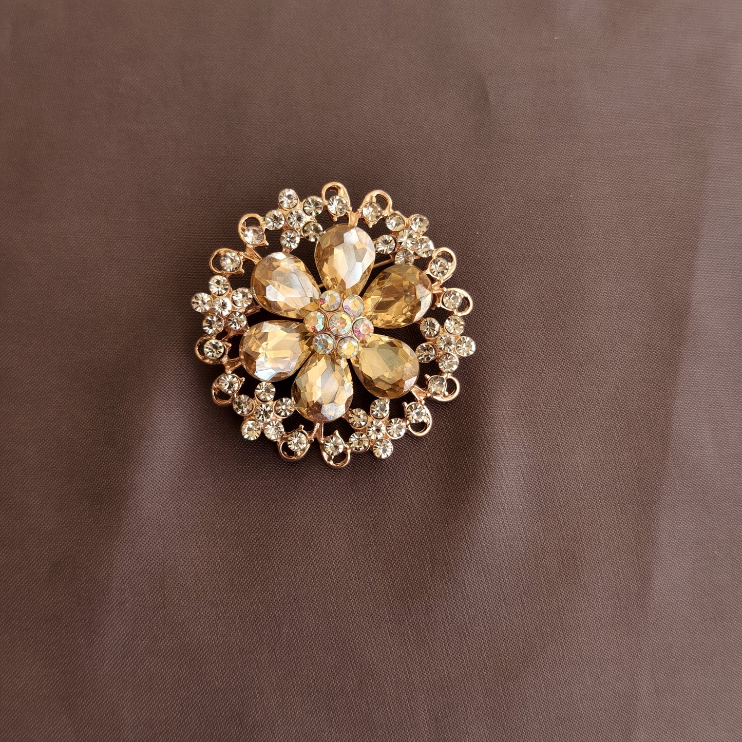 This elegant Vintage Luxury Six-Petal Flower Brooch features stunning rhinestone embellishments, perfect for adding a touch of glamour to your casual wear, parties, and special occasions. This alloy novelty brooch pin is a versatile accessory that can be