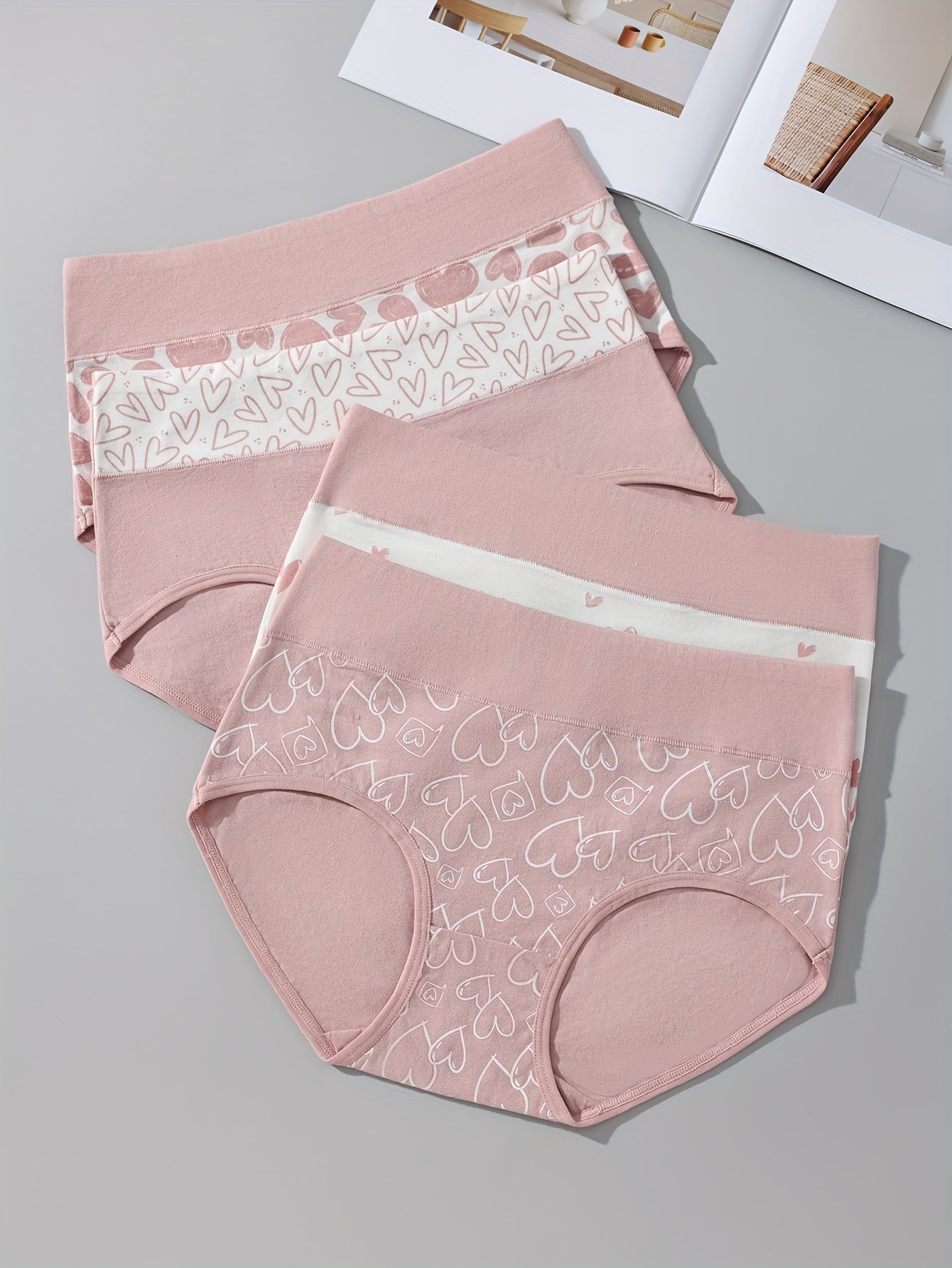 4 pieces of high-waisted colorblock briefs with cartoon print, soft and comfortable. Ideal for women's lingerie and underwear.