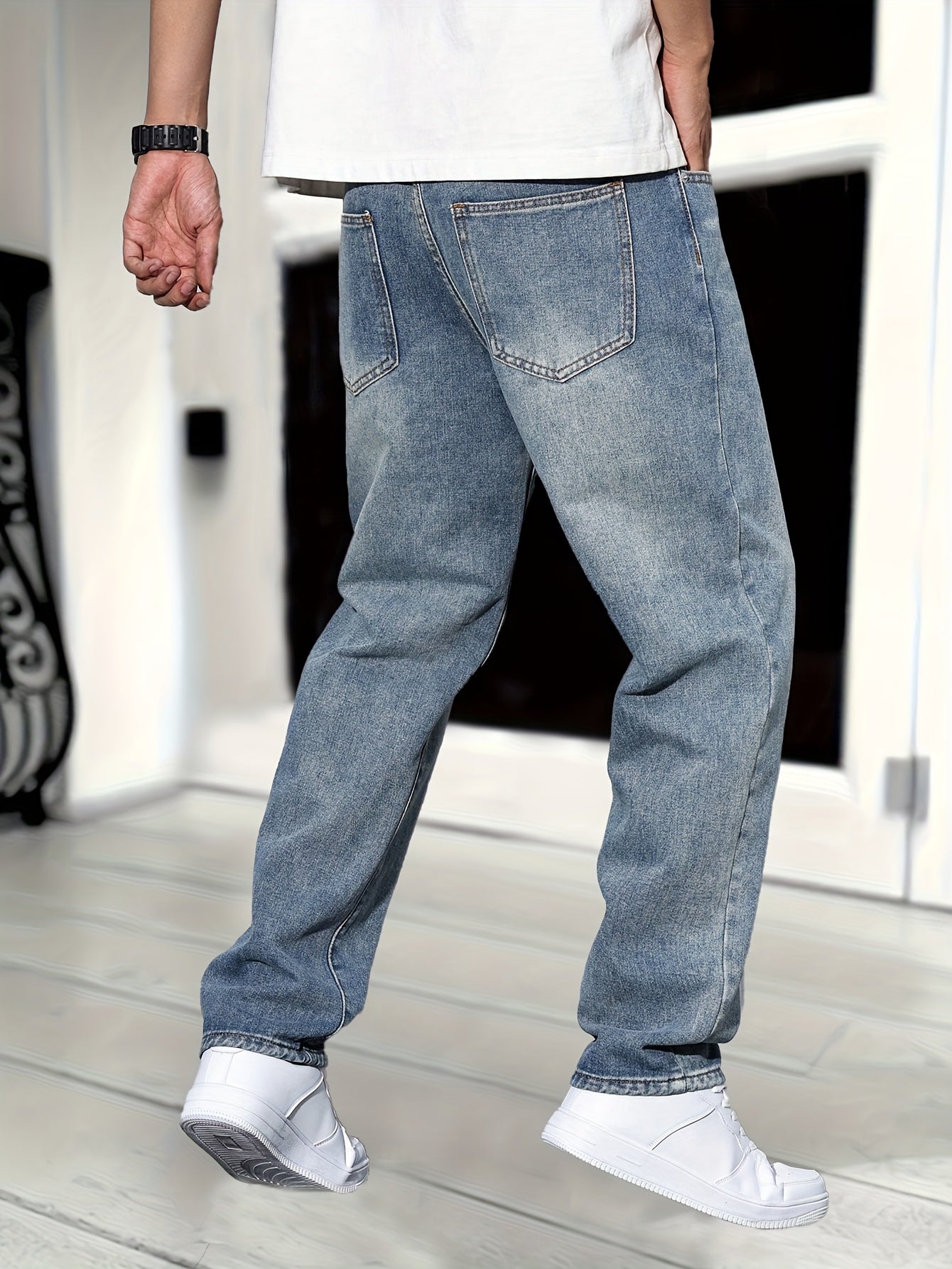 Men's versatile classic straight-leg jeans made of casual denim and cotton blend, machine washable for all seasons.