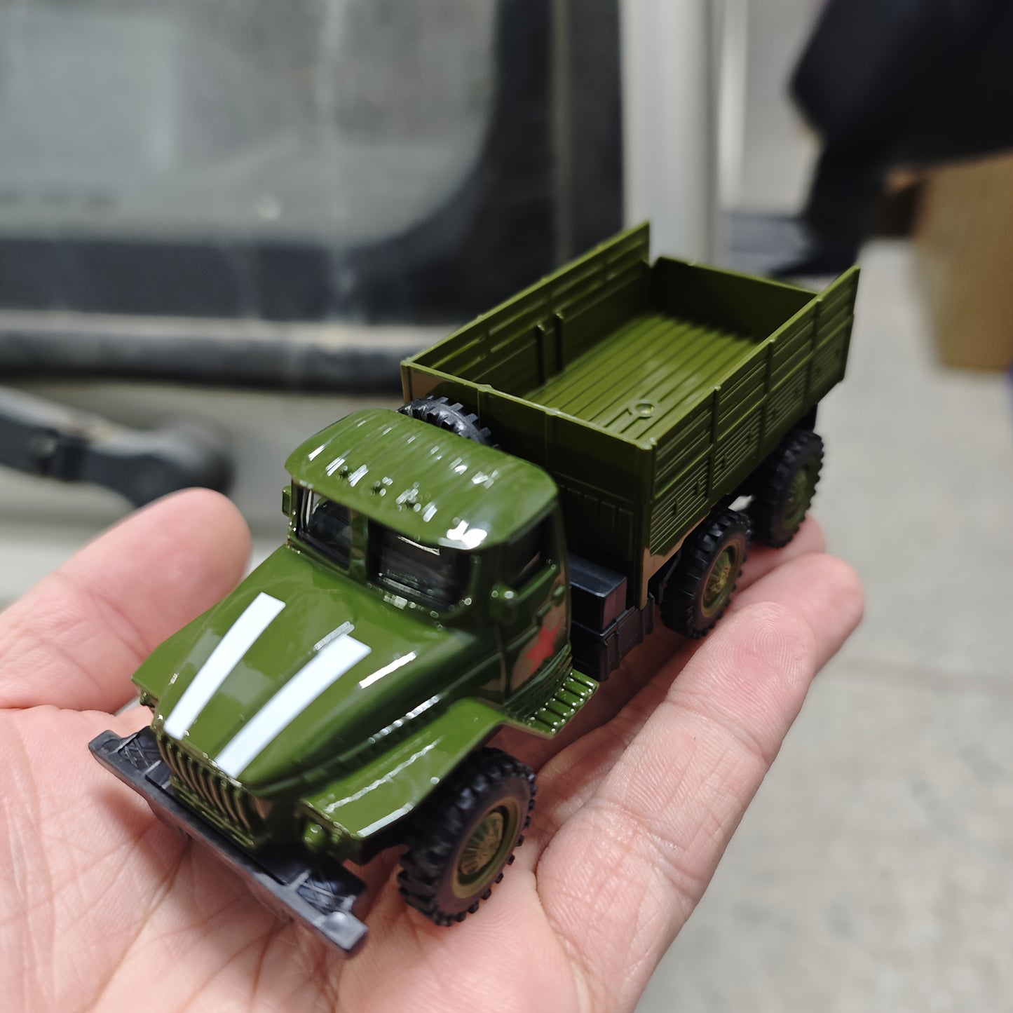 Zinc alloy military truck replica with manual pull-back operation, ideal for cake decoration, car decor, home and office desk ornament, and as a gift for collectors and army decor.