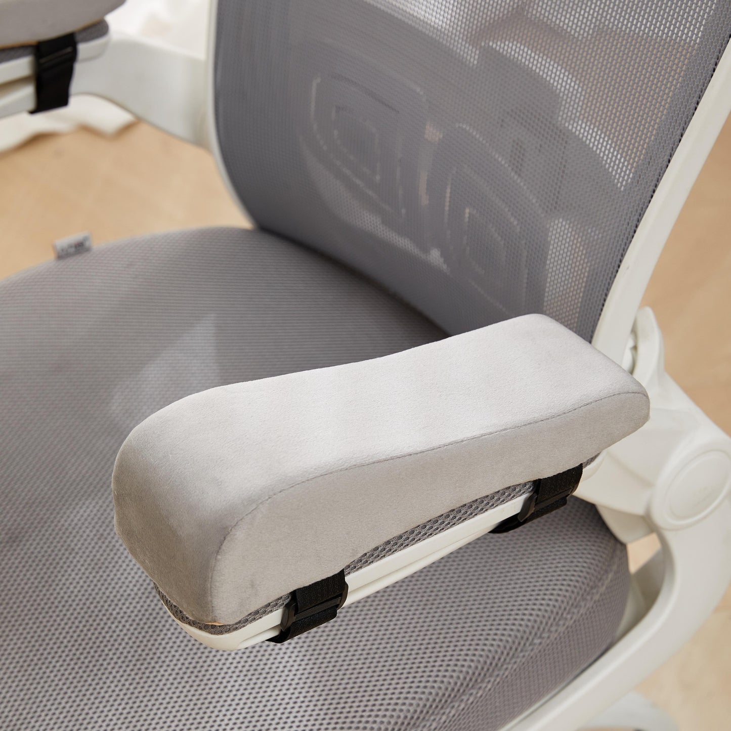 Ergonomic chair armrest pad for computer and gaming, with polyester cover and polyurethane core, enhances height and pressure relief while alleviating discomfort.