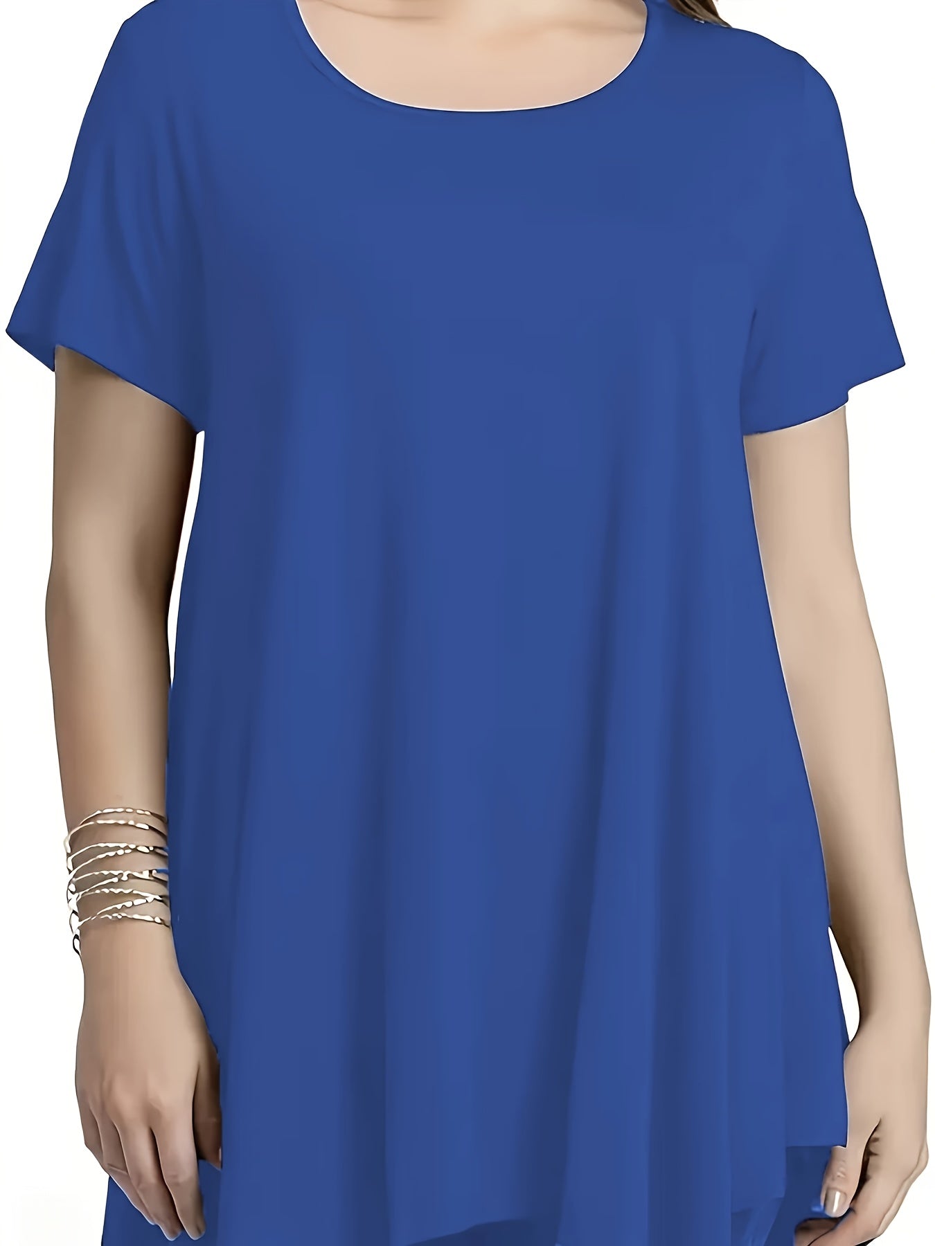 Plus size women's t-shirt with solid color, round neck, irregular hem, short sleeve. Made of polyester and spandex blend, machine washable. From the spring/summer collection.