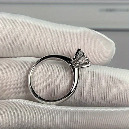 A stunning 925 silver ring with a 0.5 carat Moissanite stone in a six-prong setting. Perfect for both everyday wear and special occasions like engagements and weddings.