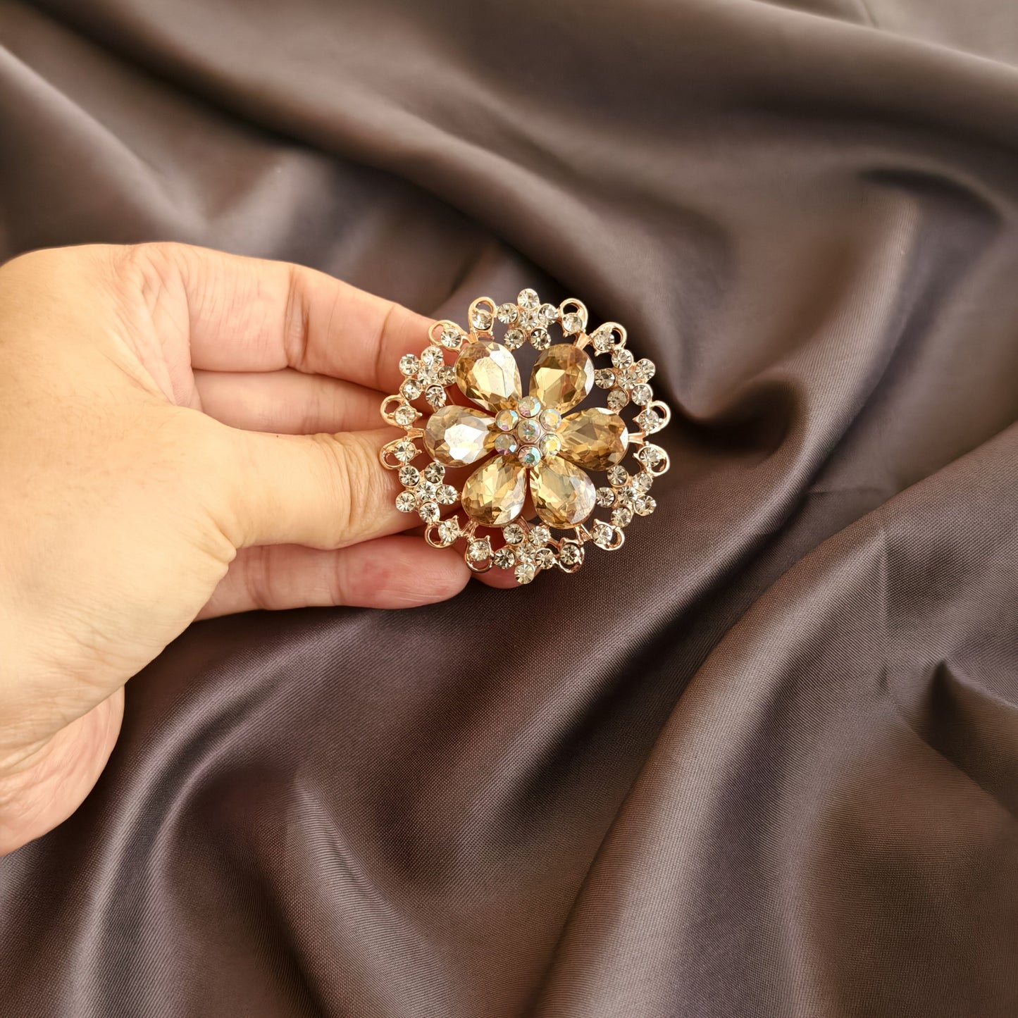 This elegant Vintage Luxury Six-Petal Flower Brooch features stunning rhinestone embellishments, perfect for adding a touch of glamour to your casual wear, parties, and special occasions. This alloy novelty brooch pin is a versatile accessory that can be