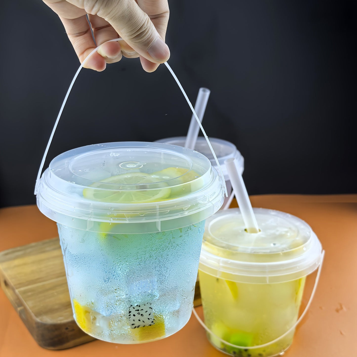 10 reusable plastic cups with lids and straws, each holding 700ml - perfect for juice, iced drinks, and summer refreshments. BPA-free, leakproof, and portable for outdoor activities, sports, and more. Made from high-quality, recyclable material.