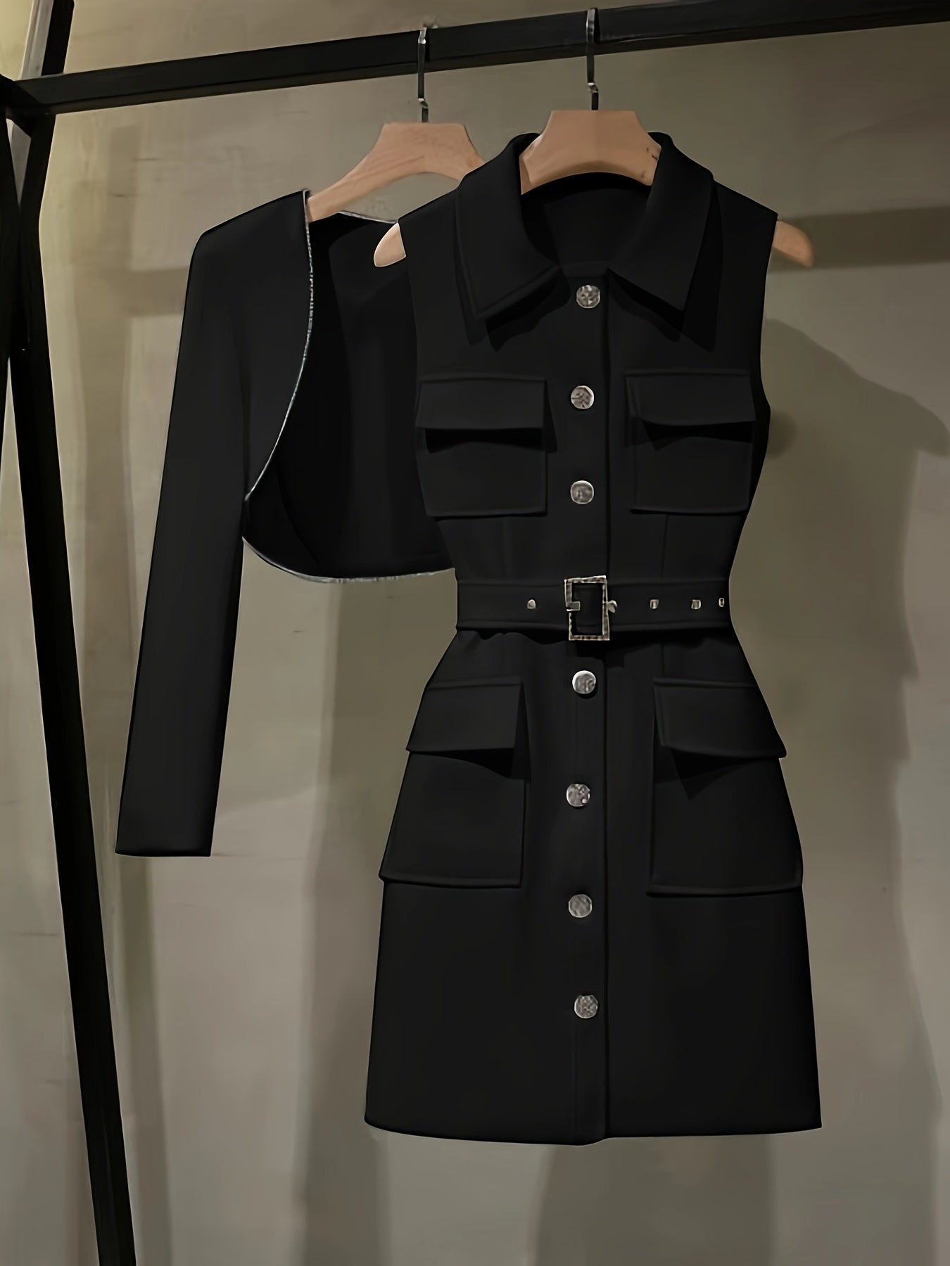 Nian Nian Directional offers a chic women's business outfit with a fitted black blazer top and mid-length pencil skirt.