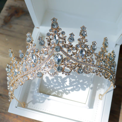 This exquisite Rhinestone Leaf Crown is perfect for a Royal Court-style bridal or princess tiara, ideal for birthday parties and performances. Hand wash only, adorned with full diamond detailing and crafted for a fashionable, regal look.