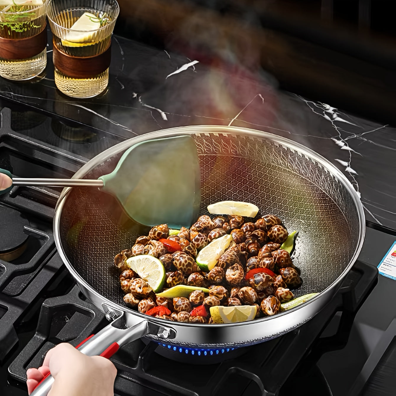 This durable stainless steel wok features a non-stick honeycomb pattern, perfect for home cooking. It is suitable for both electric and gas stoves, making it ideal for frying fish, eggs, and steaks. The round frying pan comes with a handle and a glass