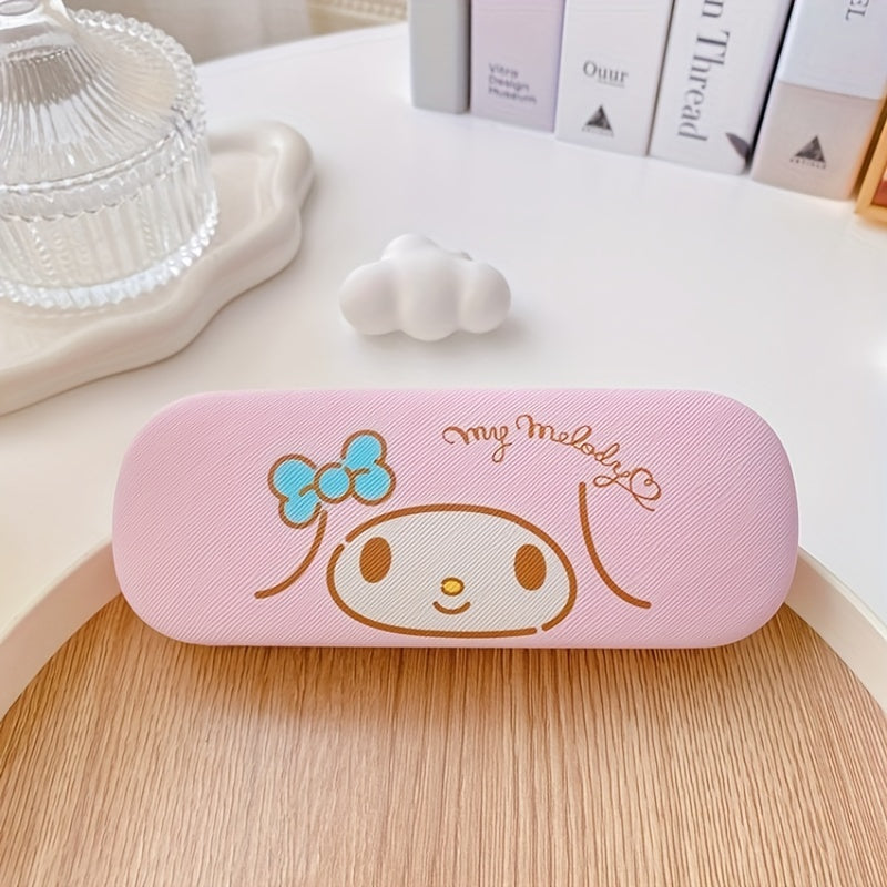 Sanrio ning Hello Kitty va Kuromi qahramonlari bilan bezatilgan zamonaviy ko'zoynak qutisi, chizishlardan himoya qilish uchun mo'ljallangan, ayollar uchun ideal, mustahkam sun'iy charm materialidan tayyorlangan.