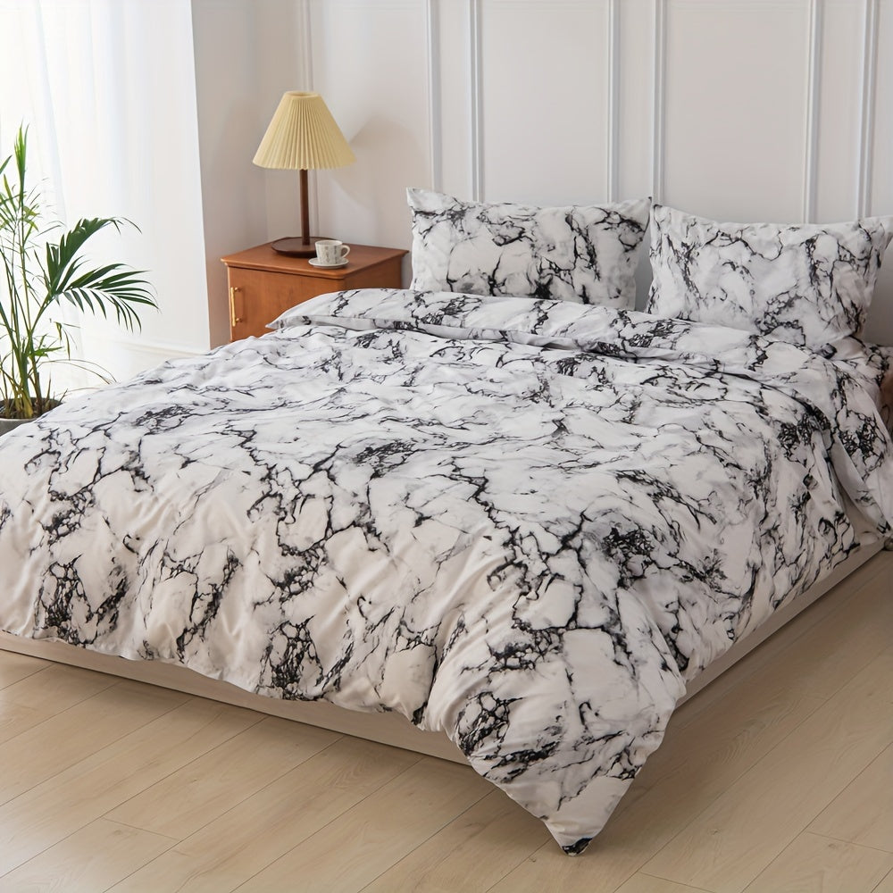 Bizning Yumshoq va Qulay Qora va Oq Marmar Printli Yotoq To'plamimizning hashamatli hisini his qiling, 3 qismdan iborat to'plam, 75g Polyester materialidan tayyorlangan Mashinada Yuviladigan Duvet Qopqog'i va Yostiq Qopqog'ini o'z ichiga oladi.