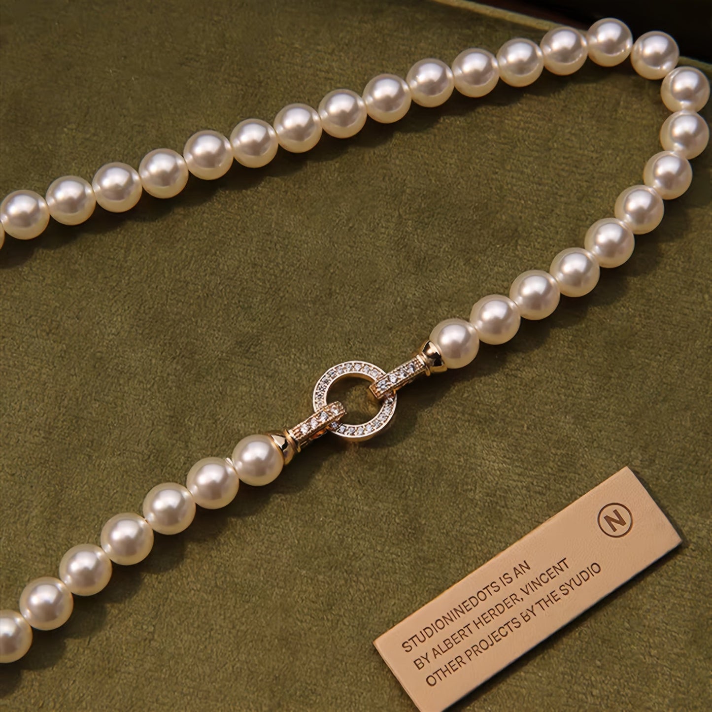 Beautiful and sophisticated freshwater pearl necklace featuring a clasp - a timeless and elegant accessory. Crafted from unadulterated pearls, this piece is both simple and alluring, making it perfect for daily wear or special occasions. A great choice