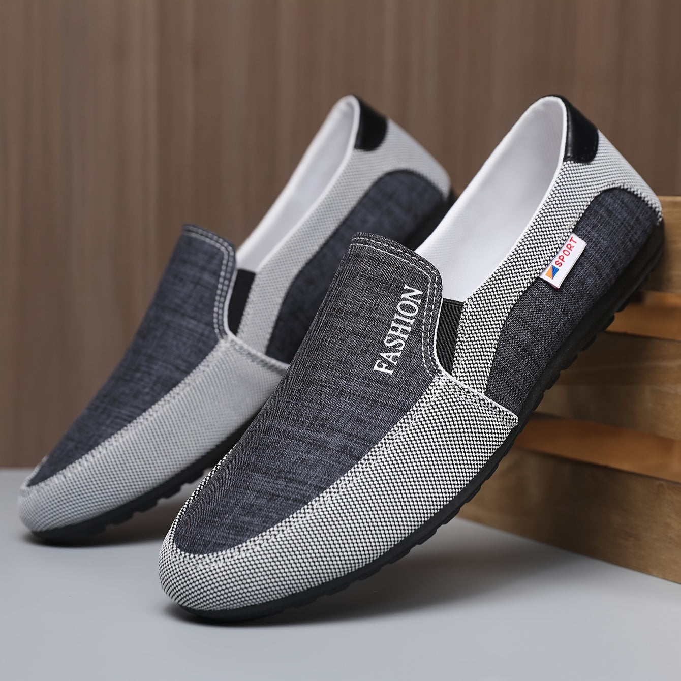 Stylish and comfortable men's canvas sneakers for spring/summer, easy slip-on and breathable.