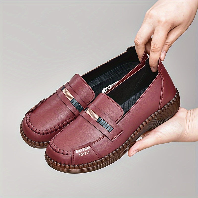 Women's comfortable round toe flat slip-on shoes for walking outdoors.