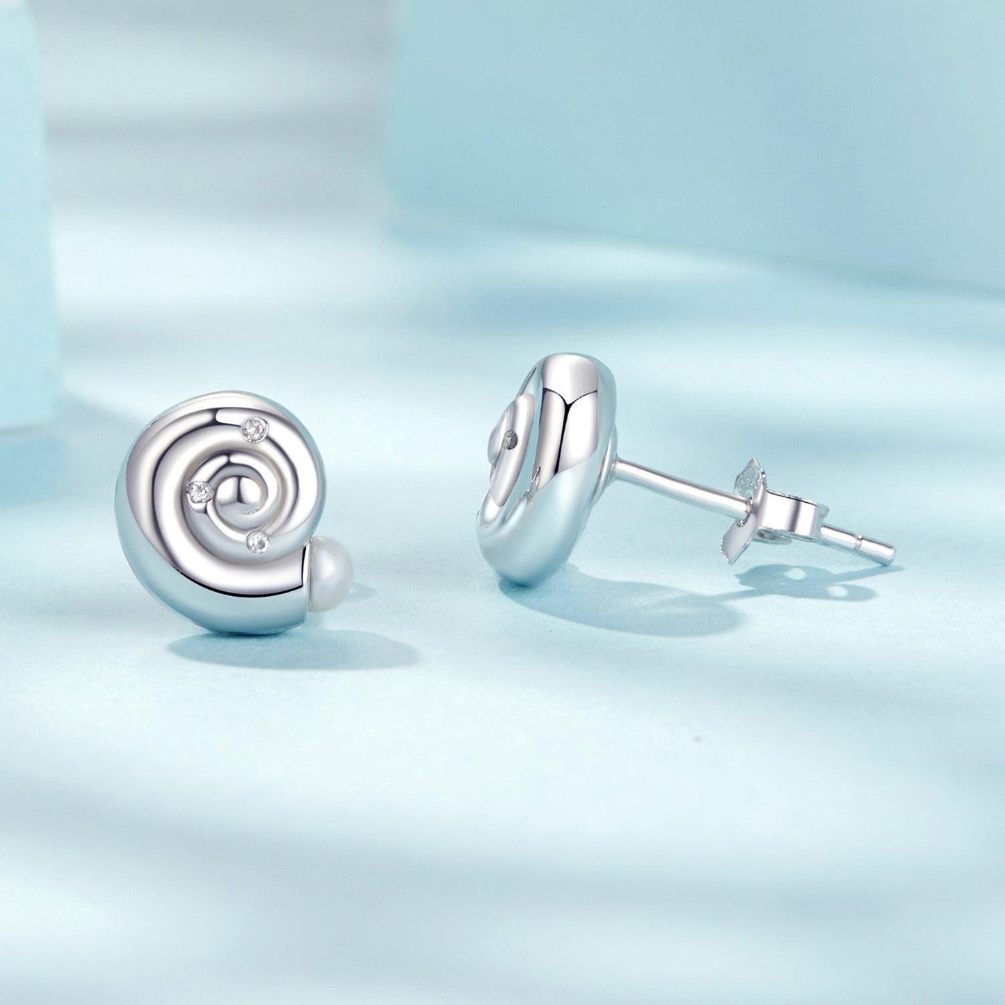 Add a touch of elegance to your look with these stunning seashell stud earrings for women. Crafted from hypoallergenic 925 silver with faux pearl inlay, these earrings are perfect for daily wear or as a thoughtful gift. Weighing 3.4g, these