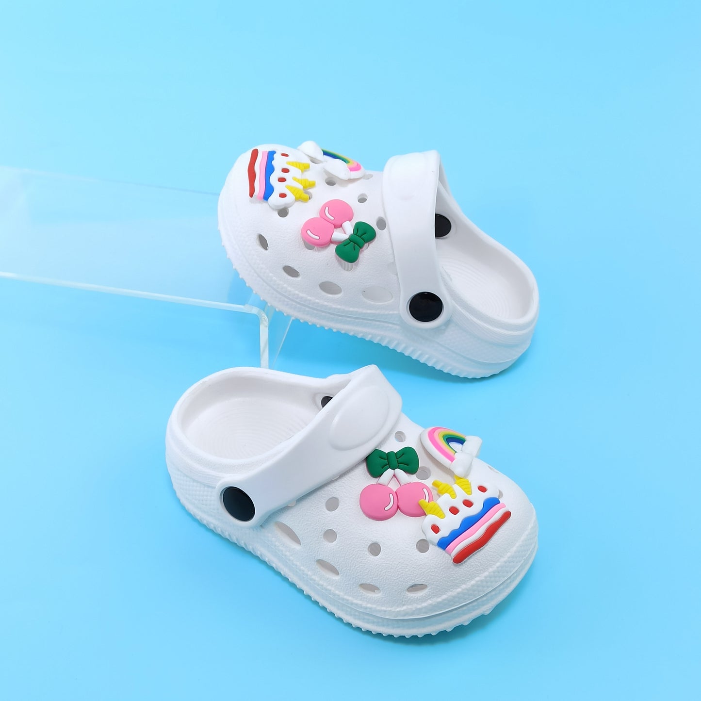 Cute cartoon slippers for girls, non-slip lightweight clogs for indoor use in all seasons.