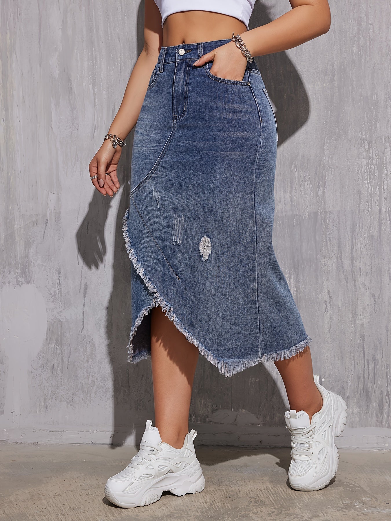 Ladies' chic denim skirt with tassel detail, ideal for all seasons