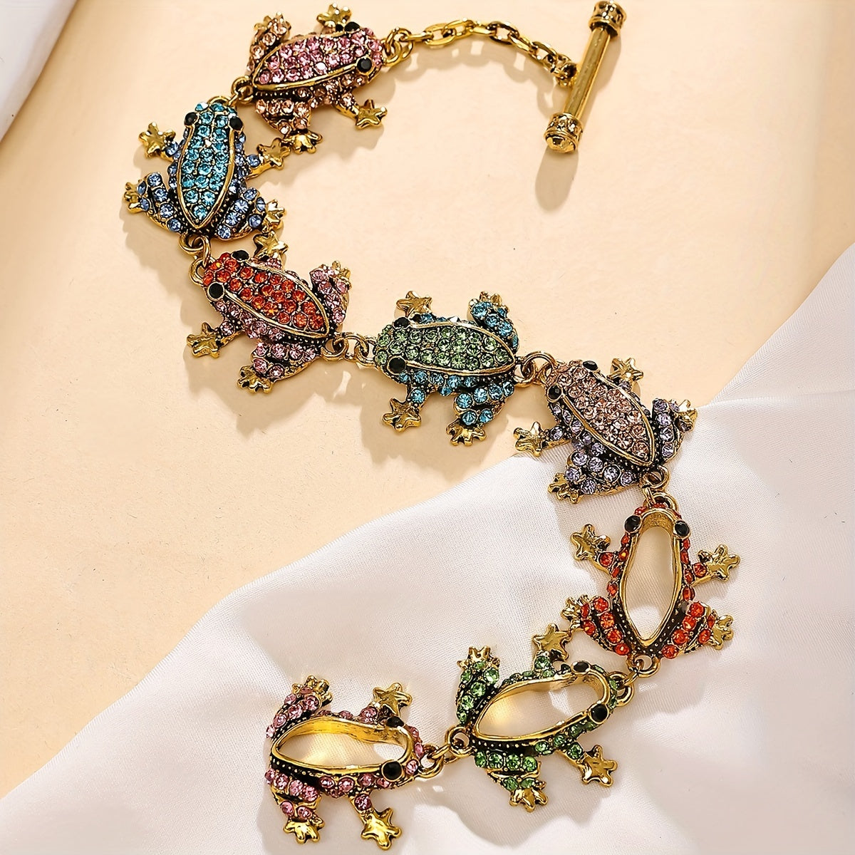 Vintage Frog Charm Bracelet with Chic Elegance - Featuring Shimmering Rhinestone Details, Crafted from Zinc Alloy, Ideal for Everyday Wear and Festive Events, Adds a touch of Allure