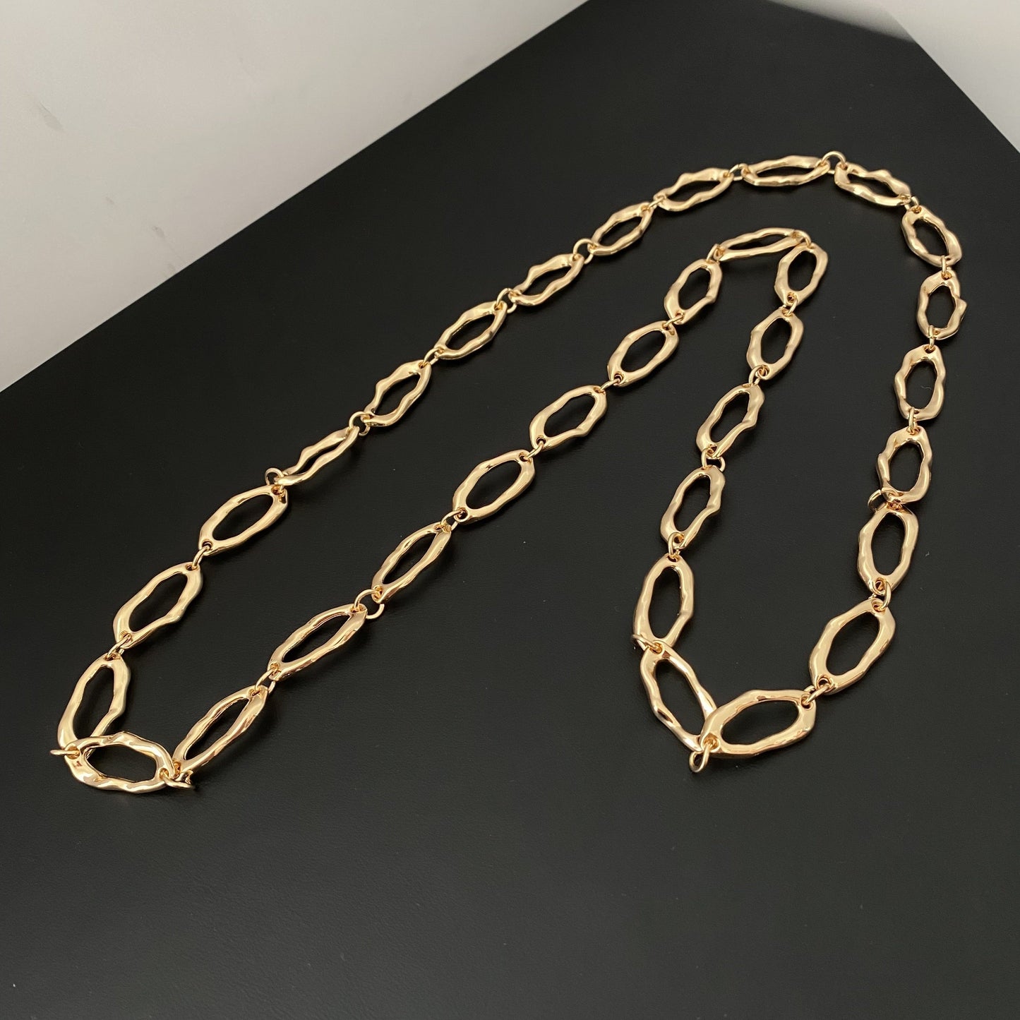 A stylish necklace featuring a unique combination of irregular circular rings, designed for both men and women. The perfect gift idea!