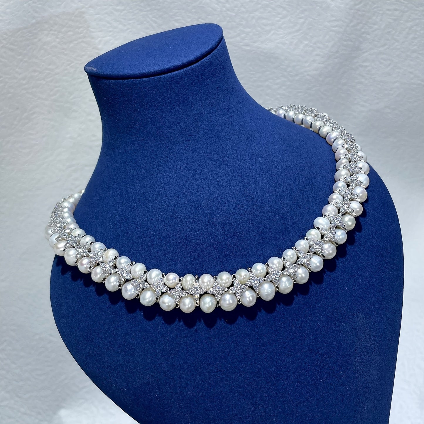 This elegant double-layered necklace features fashionable natural freshwater pearls, perfect for a high-end banquet, wedding, evening event, or as a gift. It is versatile and can be paired with any outfit to add a touch of sophistication. The necklace