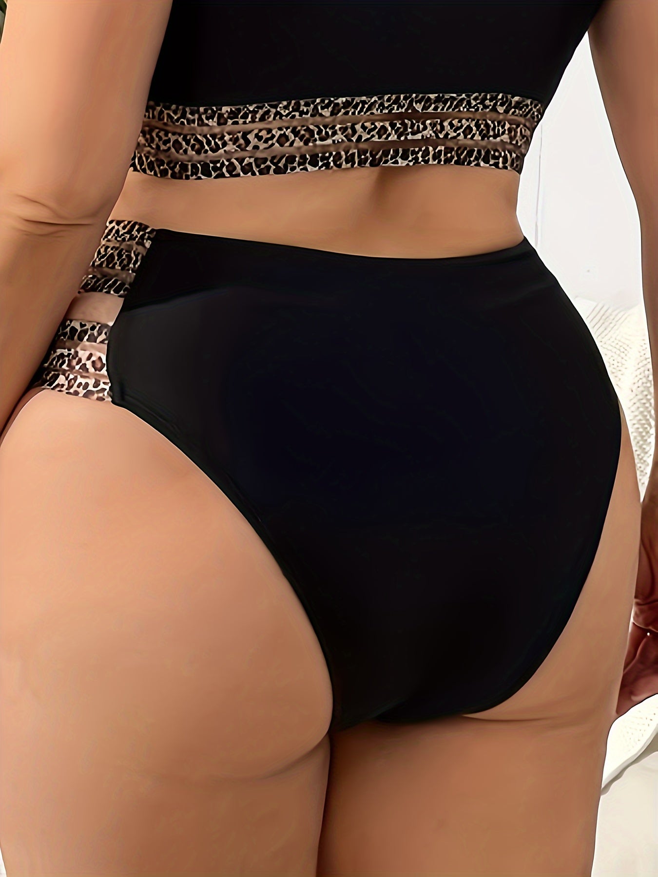 Stylish plus-size high-waist swim bottoms in leopard print, with stretchy and comfortable fabric.