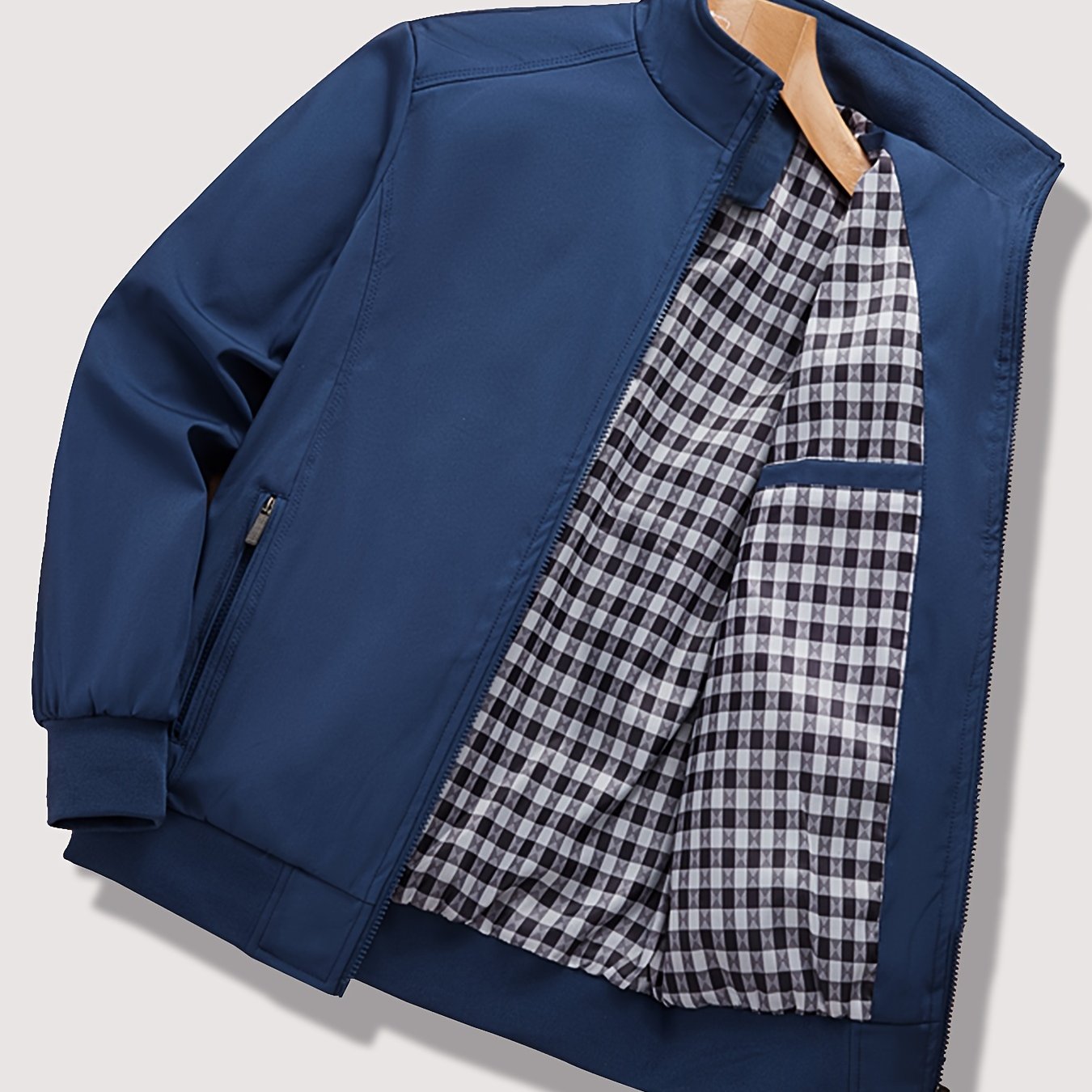 Men's casual softshell jacket with pockets for spring/autumn.