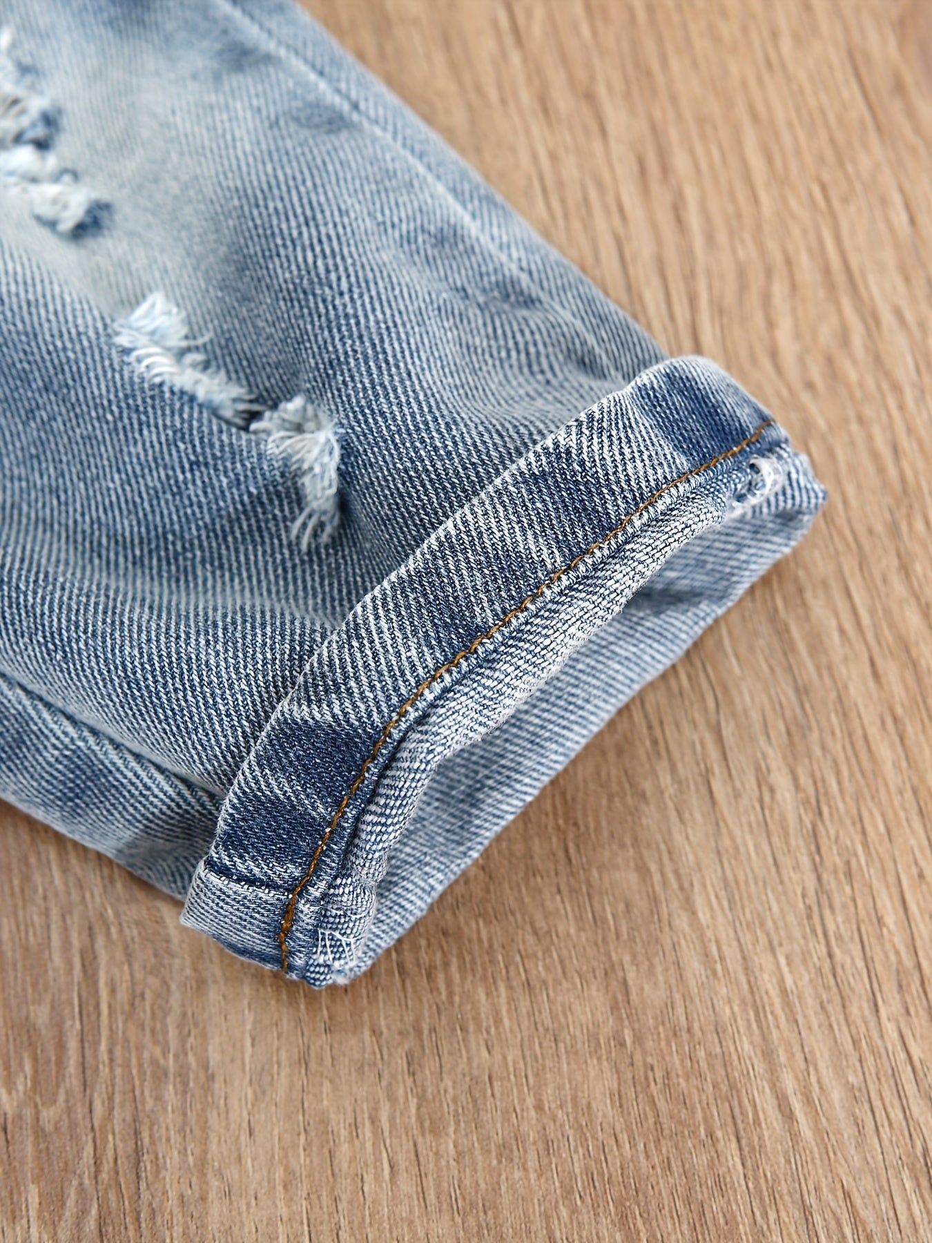 Unisex baby distressed denim jeans with fake pockets, 90% cotton, 6% polyester, 4% viscose. Non-stretch woven fabric, regular fit for fall/winter.