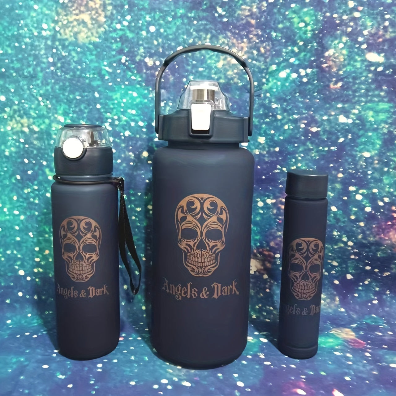 "Angels & Dark Skull" suv idishlari 300ml, 700ml va 2000ml o'lchamlarida: Mustahkam, Suv o'tkazmaydigan, Ofis, Maktab, Sport zalida va Tashqarida foydalanish uchun zamonaviy.