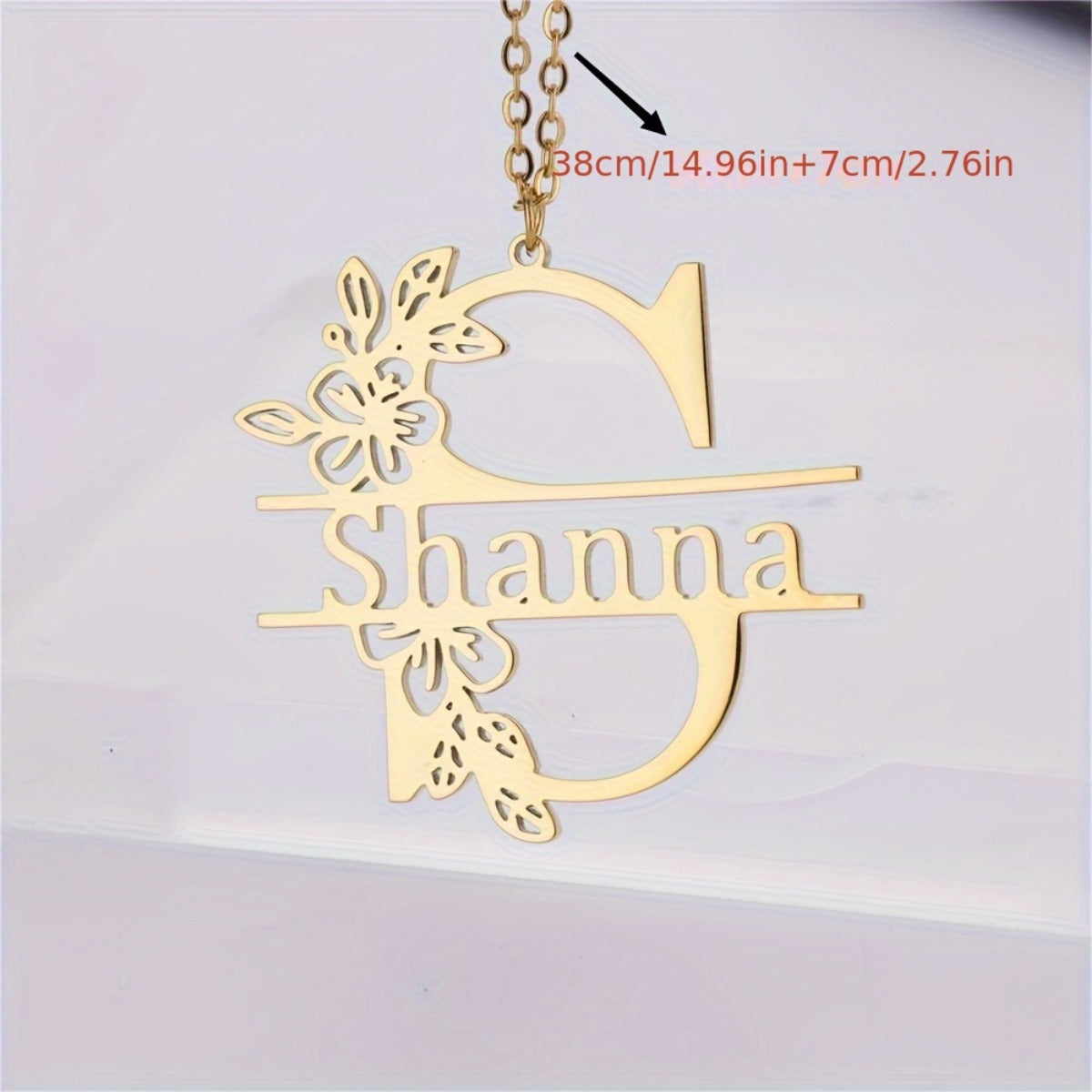 Personalized chic gold-tone stainless steel necklace with floral motif - Ideal for beach getaways and everyday outfits, featuring uppercase lettering, pendant charm