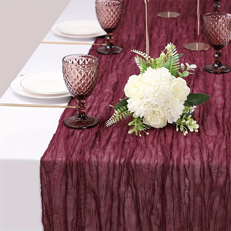 Polyester table runner for weddings and parties, with a romantic design. Made of 100% polyester fabric.