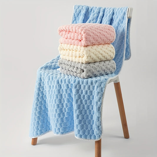 Luxurious coral fleece bath towels with cloud pattern. Quick-dry and absorbent. Made of 80% polyester and 20% nylon. Unscented. No electricity or batteries needed. Ideal for home and hotel use.