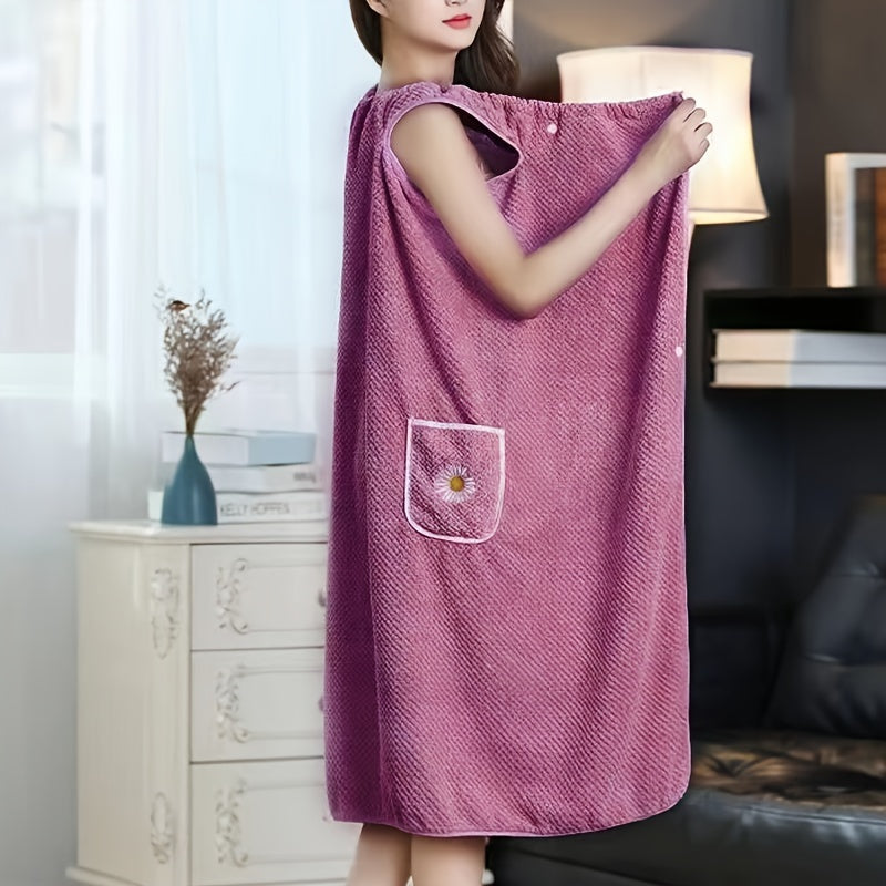 Daisy pattern wearable bath towel with pocket and buttons, perfect gift for women. Fade-resistant and non-shedding. Great for bathroom and home.