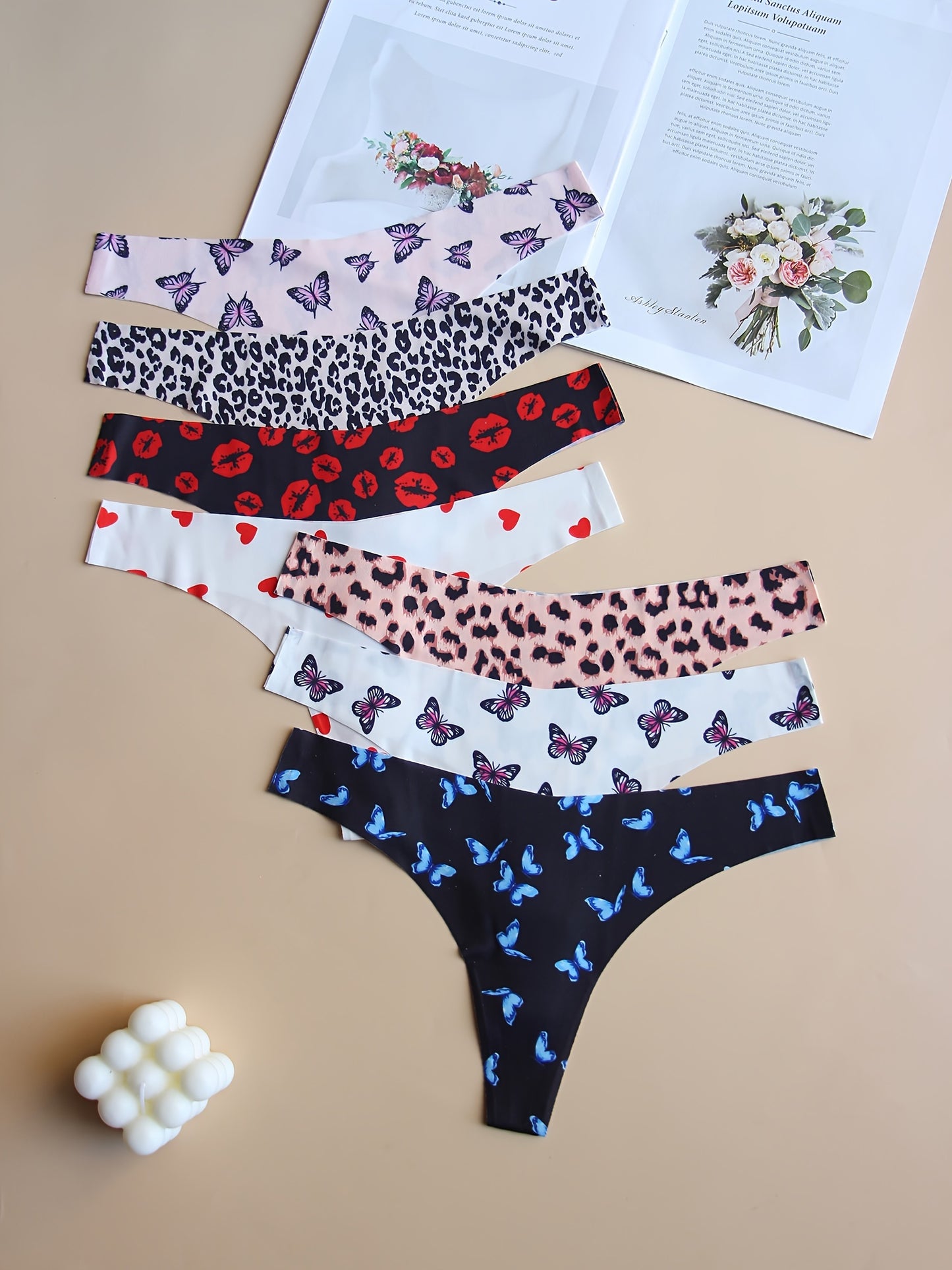 7 seamless thongs with graphic print, comfortable and breathable. Perfect for women's lingerie and underwear.