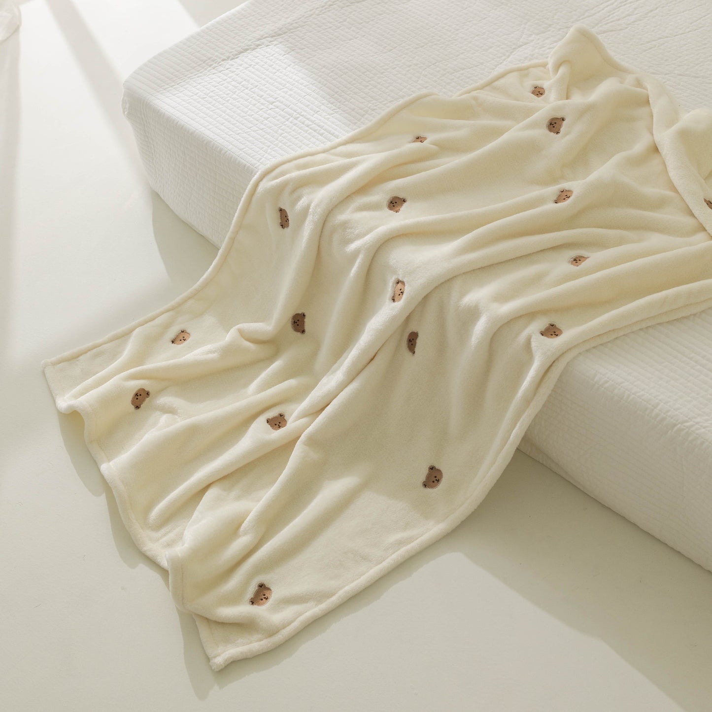 Soft and warm air-conditioning quilt for youngsters, cream white, with cozy embroidered flannel blanket.