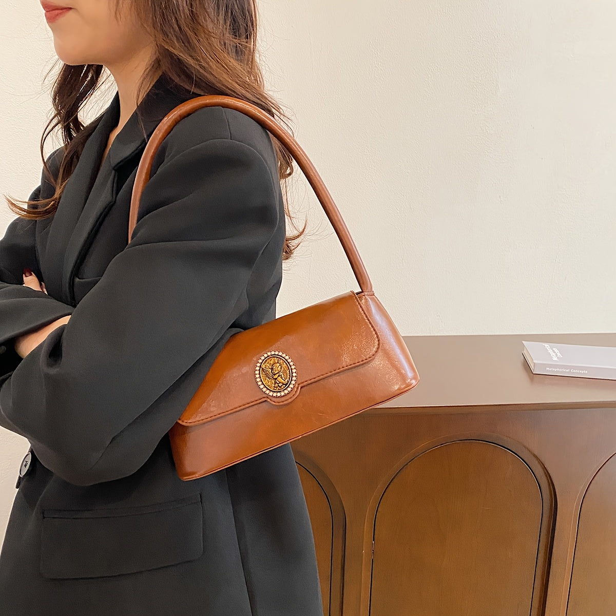 French vintage-style shoulder bag for women in elegant brown, with metal emblem, magnetic closure, and polyester lining. Versatile and stylish for daily use.