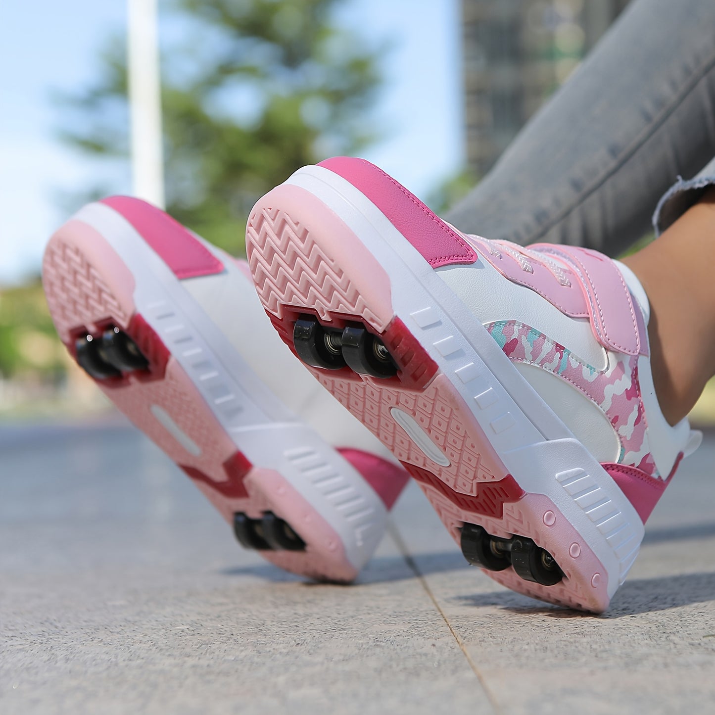 New trendy shoes with detachable four-wheel roller skates, stylish and lightweight, perfect for outdoor walking and casual sports for teenagers.