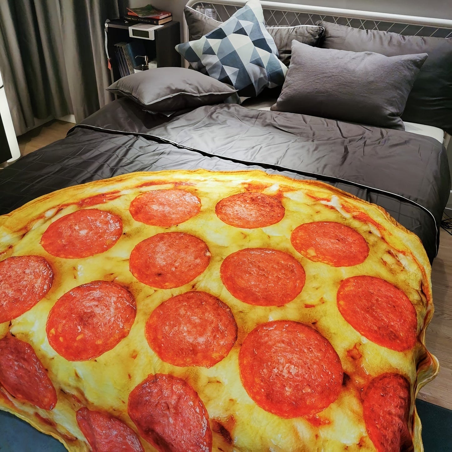 1 Pizza Flannel Blanket – Cozy Sofa Throw, Hilarious Food Blanket, Oversized Beach Towel, Ideal for Camping or Home Bed Use