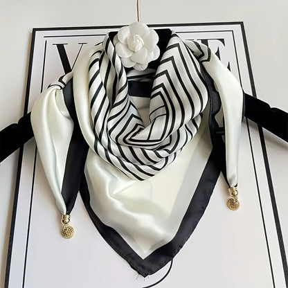 Black and white striped magnetic scarf made of 100% polyester, ideal for casual outings. Hand washable and windproof. No feathers.