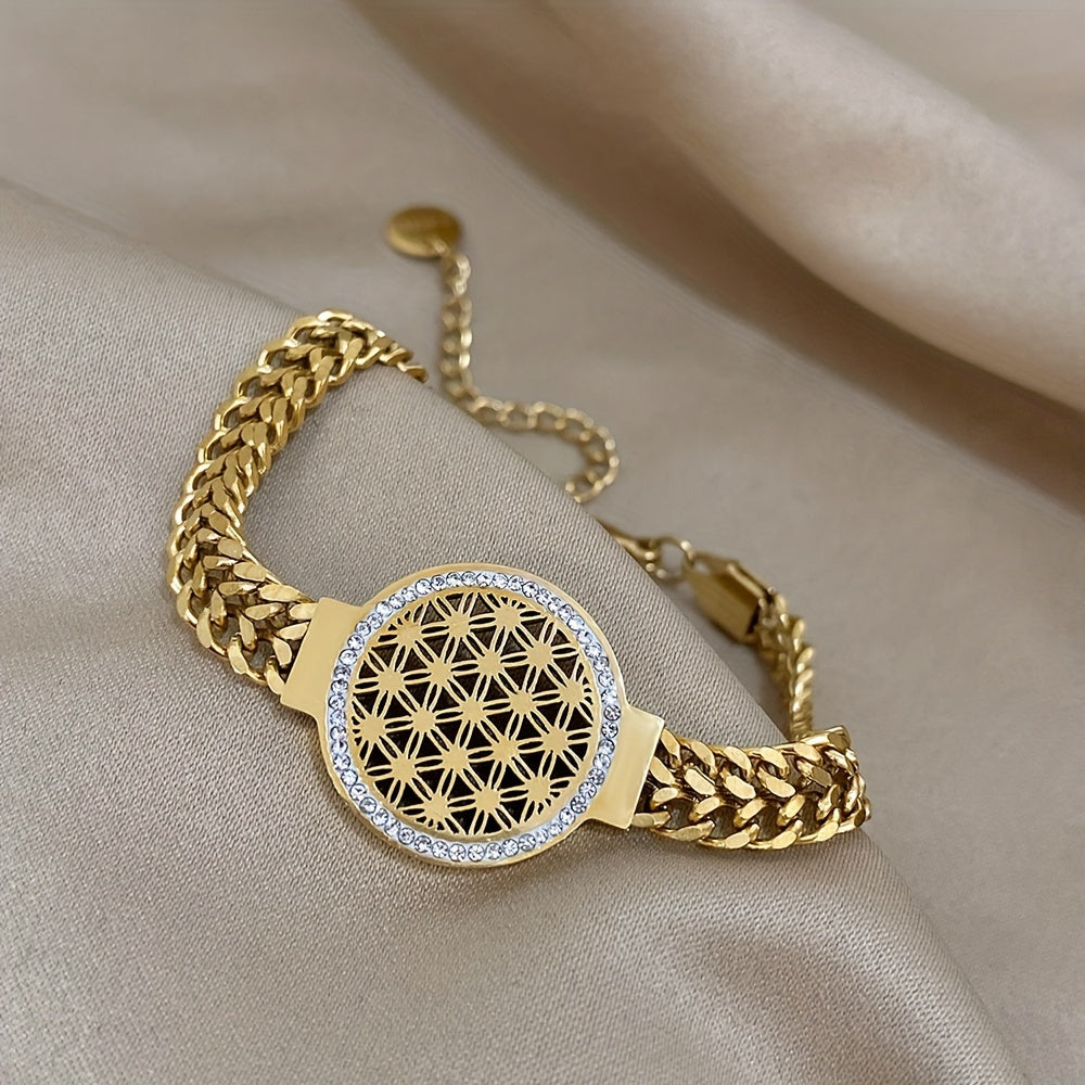 Round brand bracelet made of stainless steel plated with 18K gold and hollowed out, studded with rhinestones.