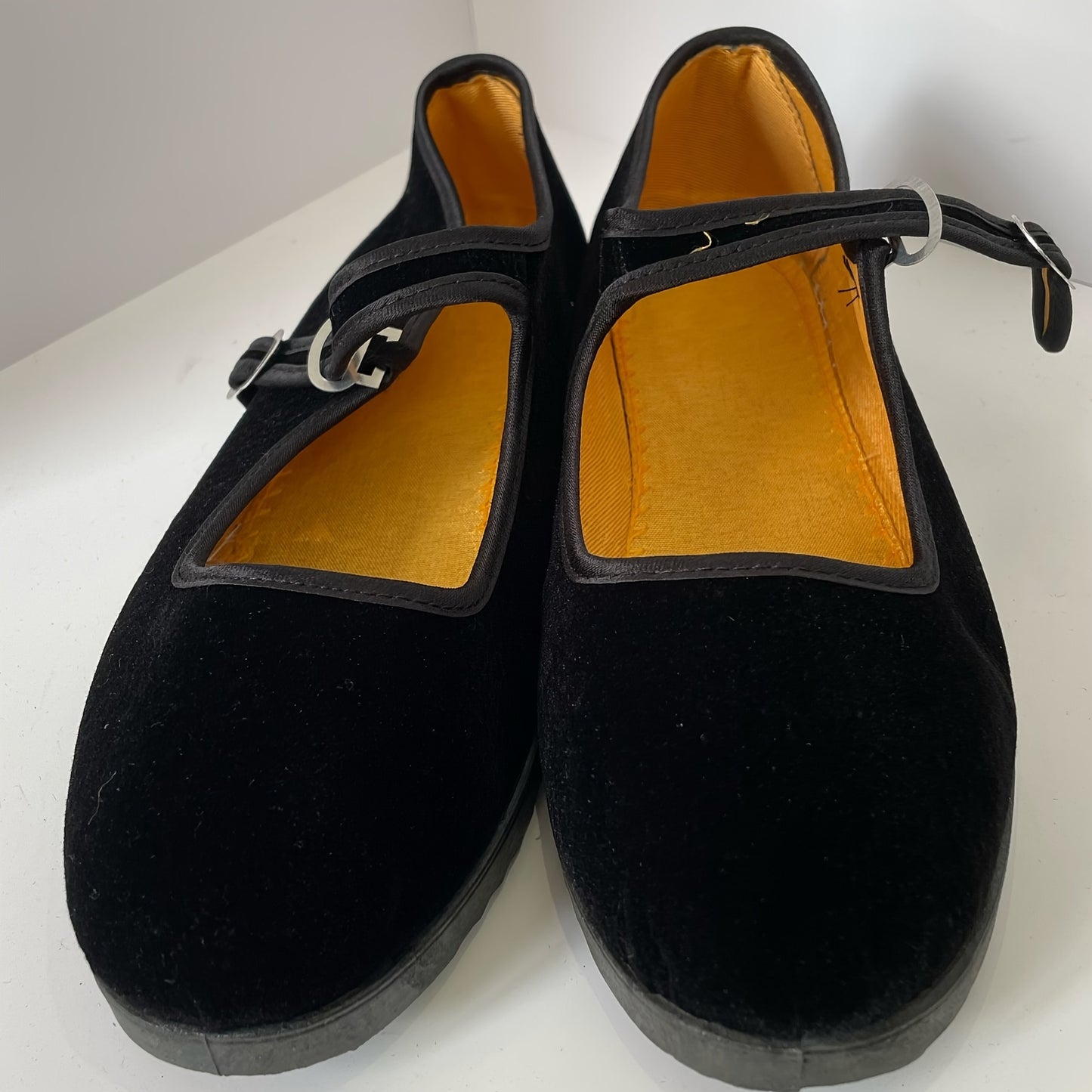 Breathable women's flats with soft sole, round toe slip-on shoes for work and dance, made of lightweight fabric with PVC sole.