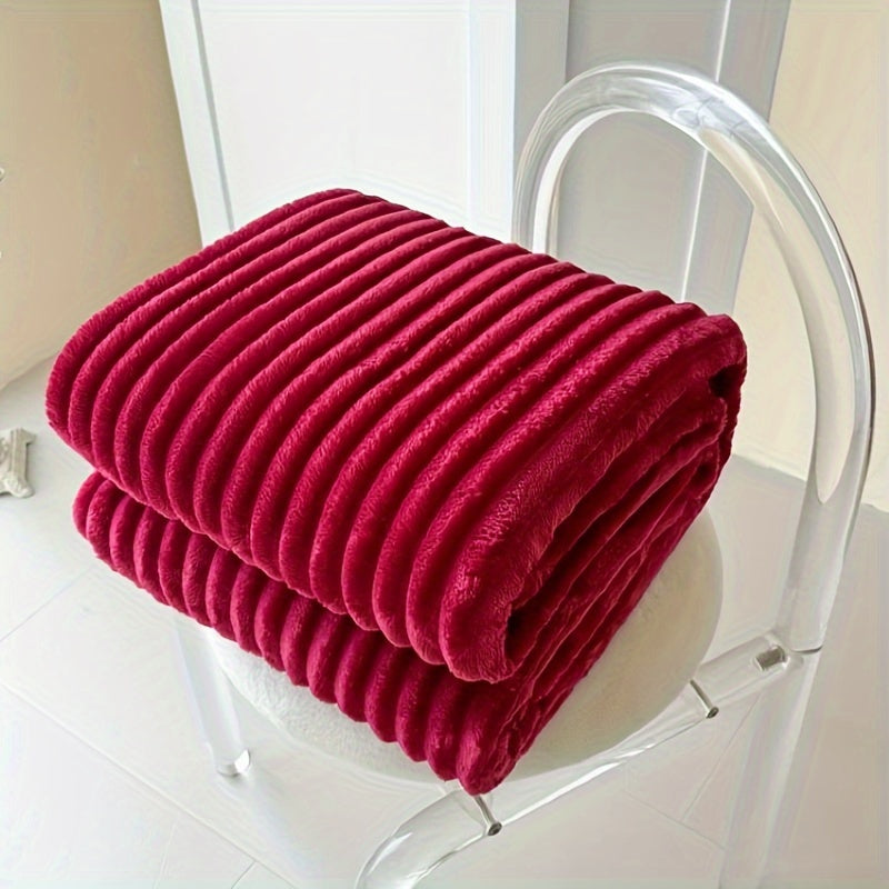 Soft and fluffy flannel blanket in solid color, perfect for snuggling on the sofa or taking a nap. 1 piece included.