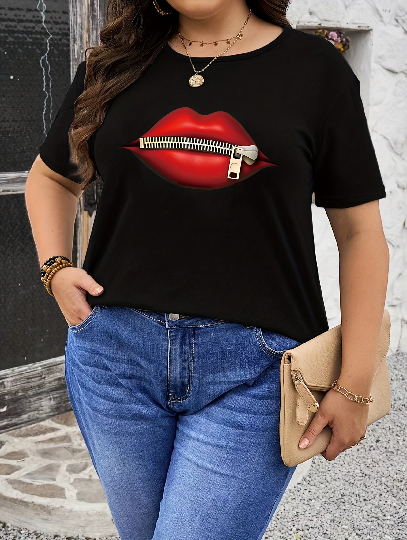 Plus size women's casual t-shirt with geometric lip print, short sleeves, made of polyester knit fabric. Round neck, from the Spring/Summer collection.