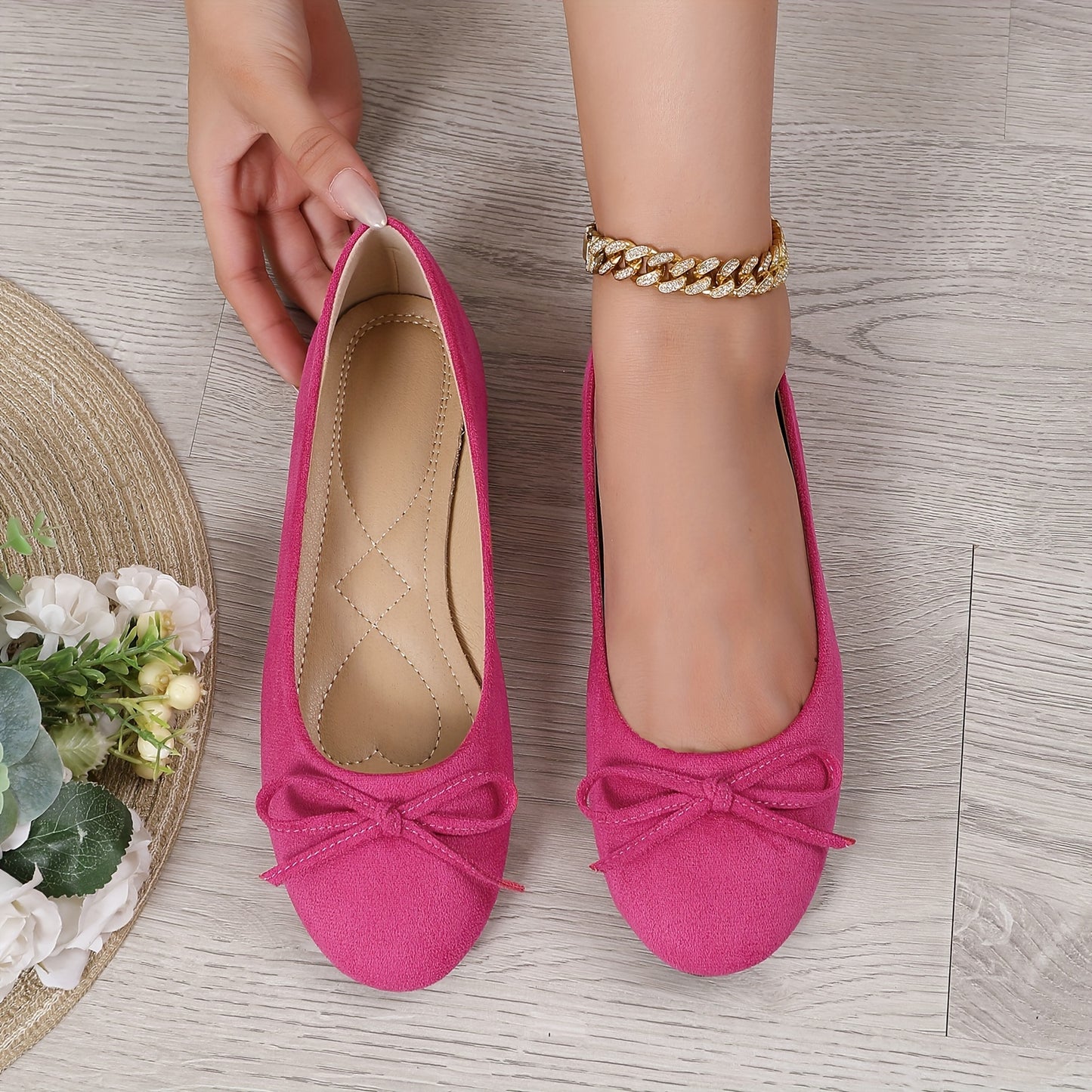 Stylish ballet flats for women with bowknot detail and soft sole, suitable for all seasons.