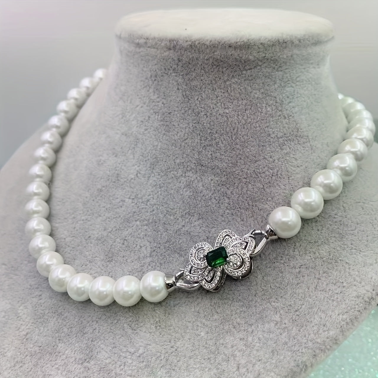 Introducing the new Butterfly Buckle Pearl Necklace, a fashionable and elegant short neck chain that pairs perfectly with any outfit. This stylish accessory exudes luxury and adds a hint of sexiness to your look. A light luxury high-end piece, this small