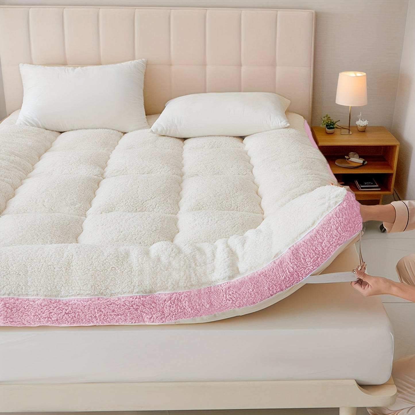 Sherpa fleece mattress topper, plush, hypoallergenic, machine washable, pull-on closure, quilted milk velvet fabric, 3-5cm thickness, provides warmth for autumn and winter.