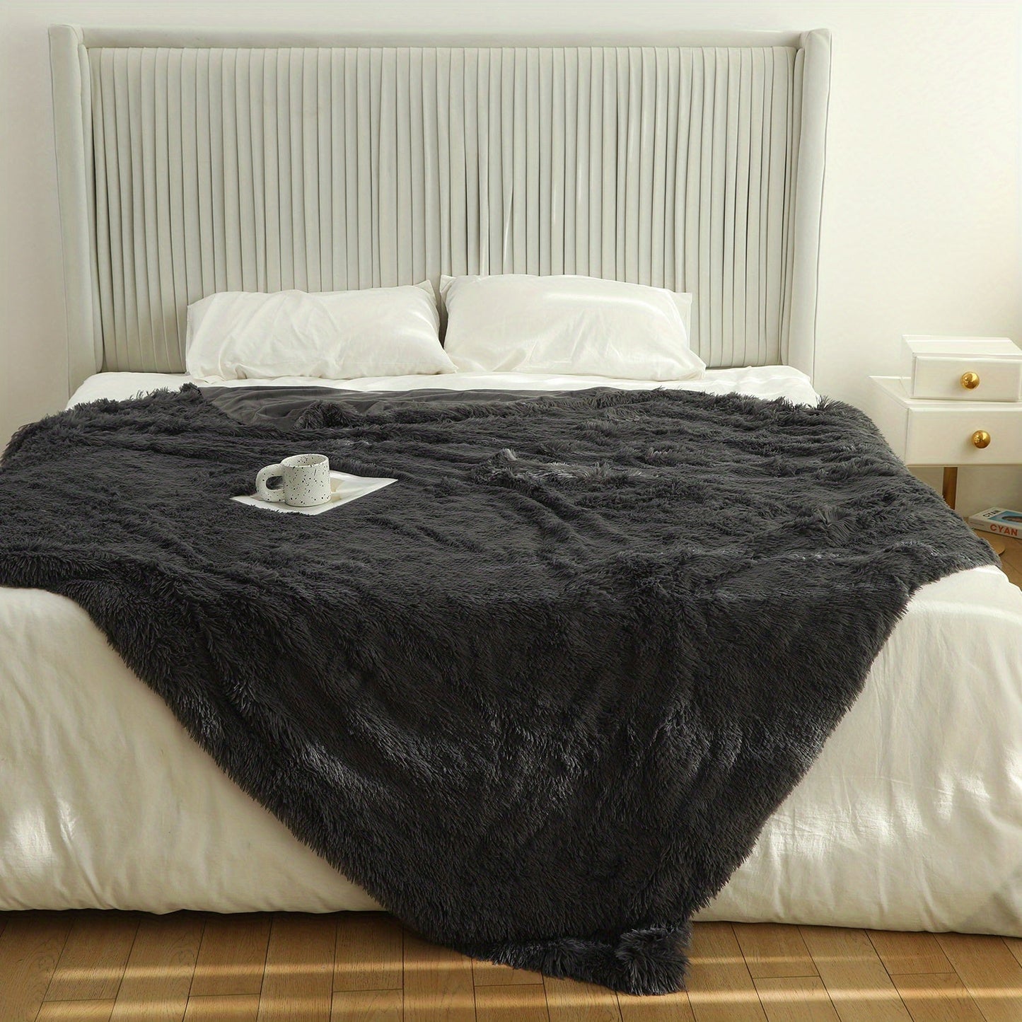 Soft and warm flannel blanket suitable for all seasons - Ideal for couch, sofa, office, bed, camping, and travel purposes.