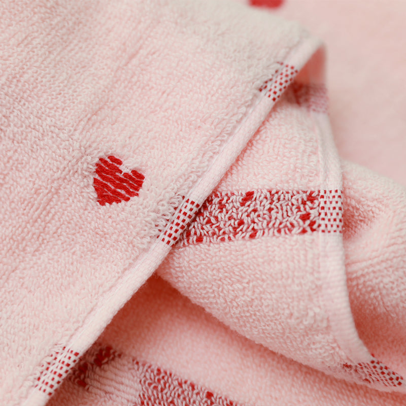 Soft and absorbent heart towel for bathing and washing, perfect for couples. Ideal Valentine's Day gift.