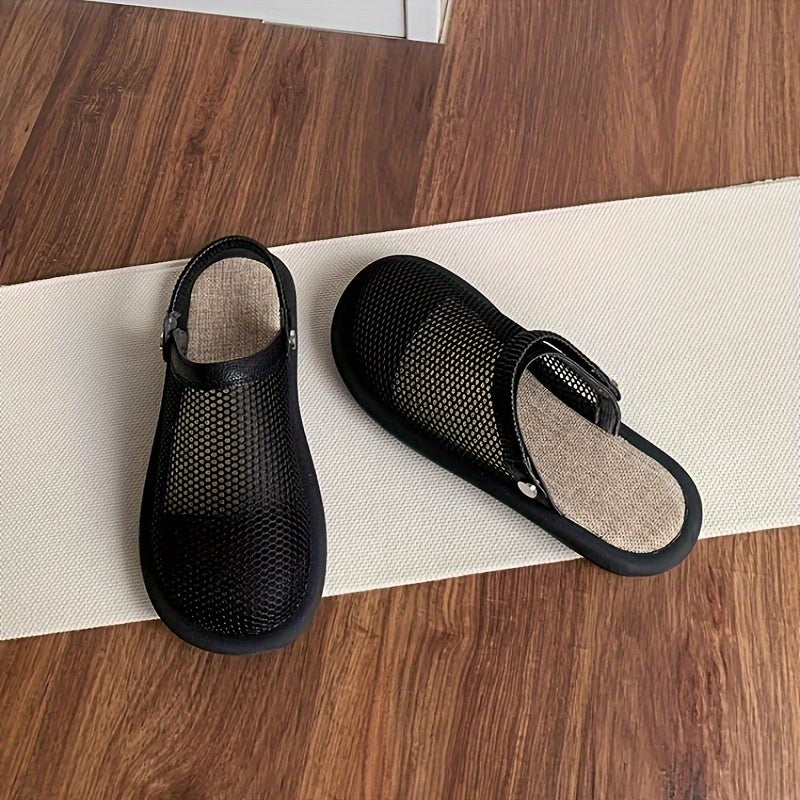 Mesh sandals with bread toe hole and one-foot slipper.