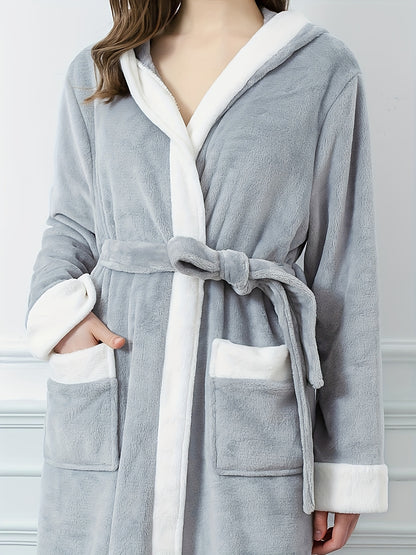 Luxurious light grey hooded bathrobe for both men and women, with long sleeves, pockets, and soft polyester material. Ideal for autumn and winter comfort.