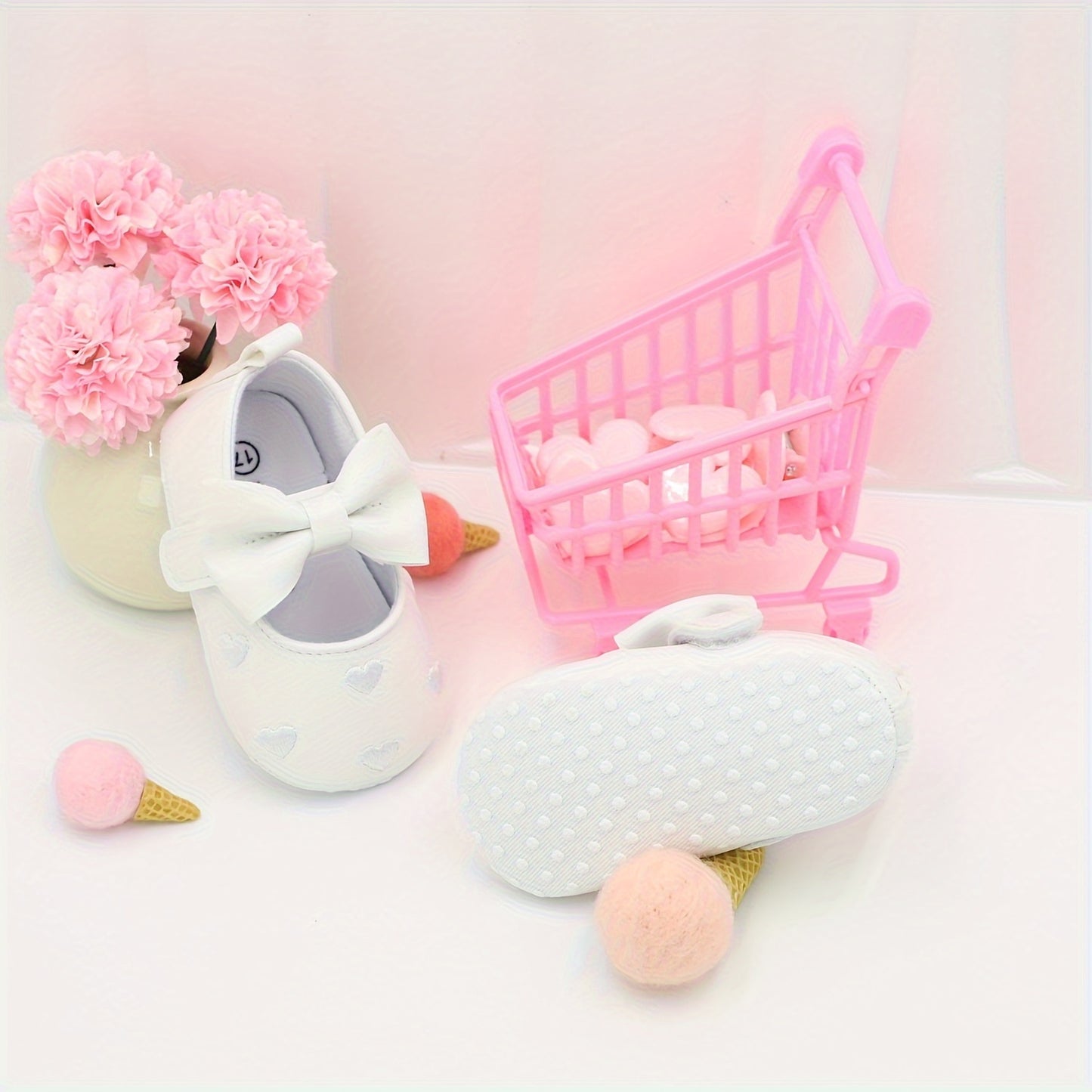 Embroidered heart Mary Jane walking shoes for baby princesses, ideal for leisure and parties in all seasons.