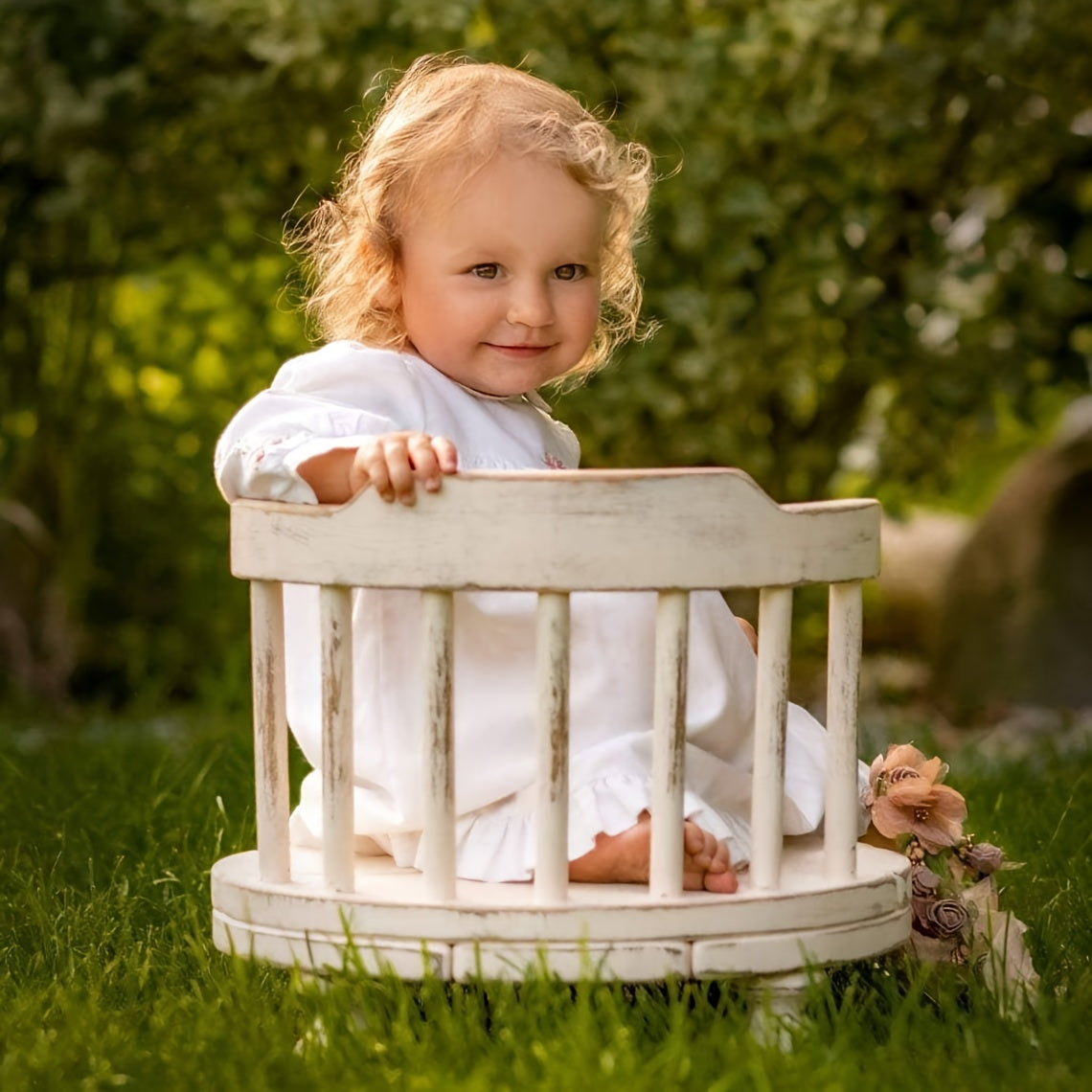 Wooden round leg chair prop for children's photography with an old-fashioned design, perfect for newborn and children's photo shoots.